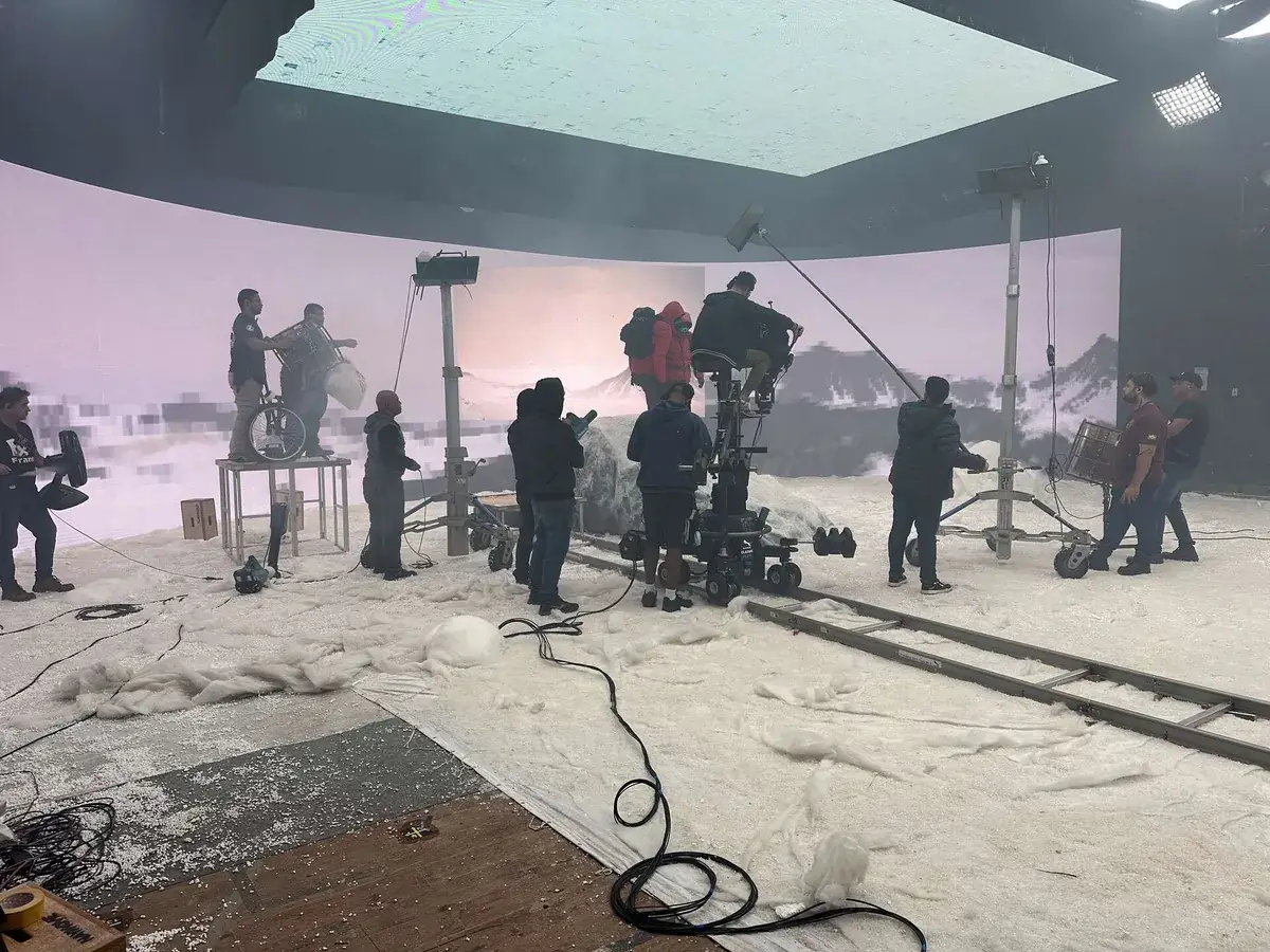 Produção virtual com cenário de neve