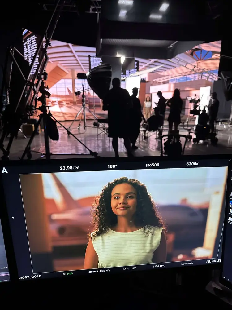 Apresentadora do Globo Agro em frente ao painel virtual com cenário rural