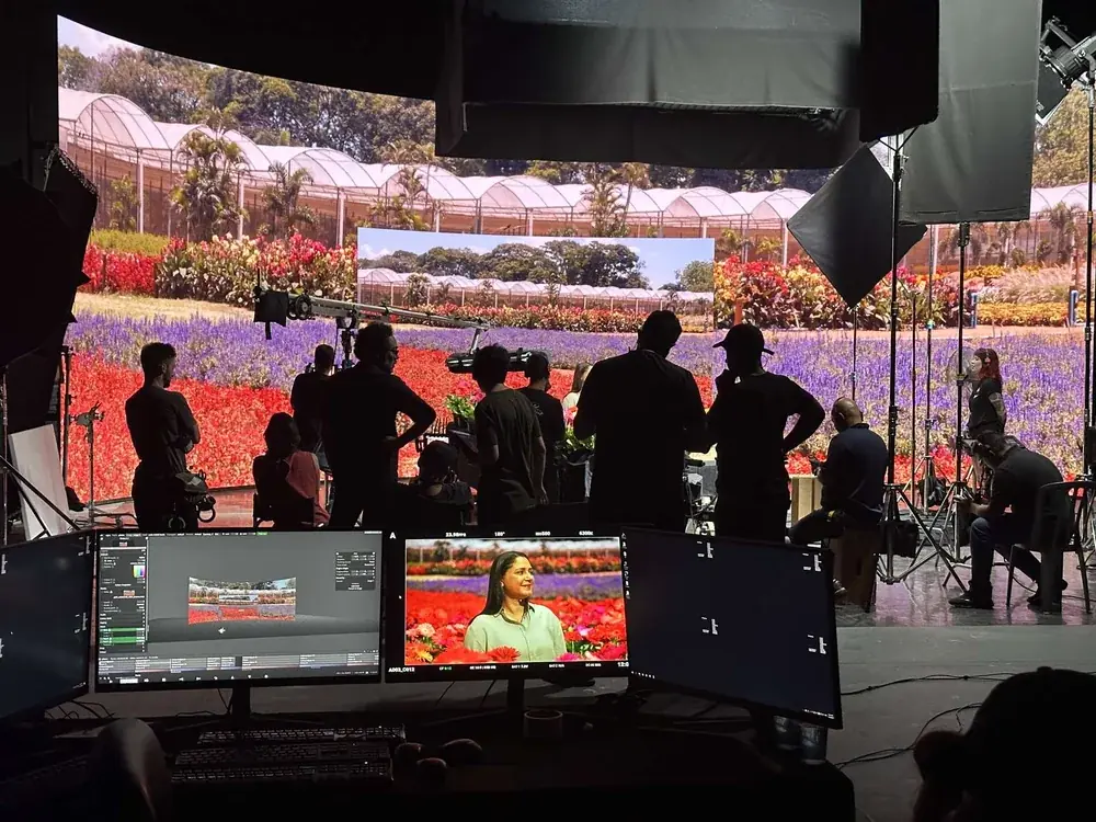 Equipe técnica durante a gravação do Globo Agro com cenário virtual