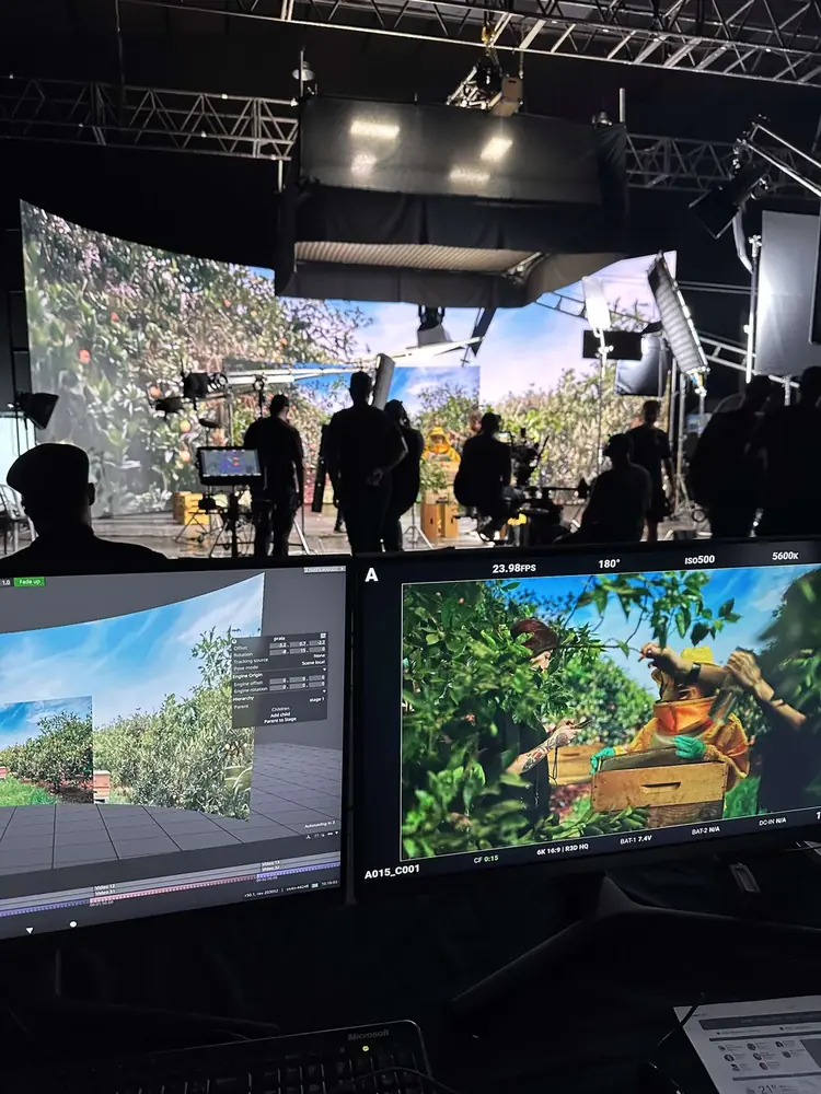 Monitores mostrando diferentes ambientes virtuais para o Globo Agro